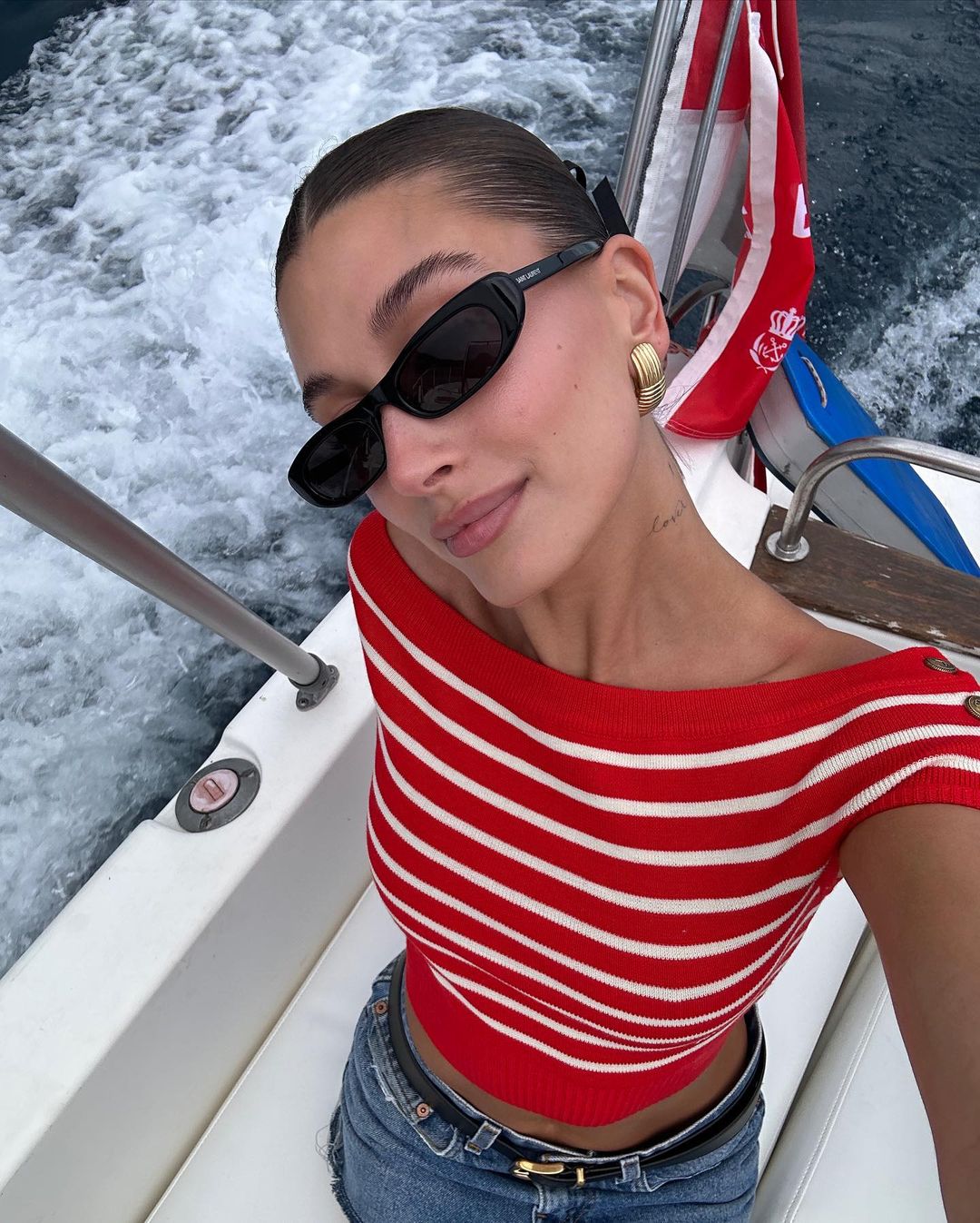 Hailey Bieber desfruta de um luxuoso passeio de iate em Mônaco; confira as fotos